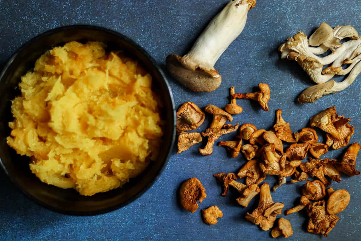 photo of pumpkin puree and mushrooms.