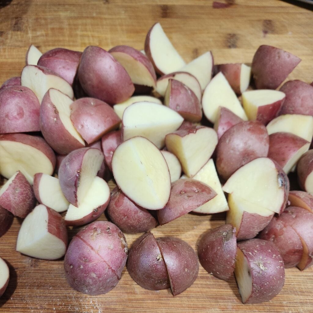 Cut red skinned potatoes.
